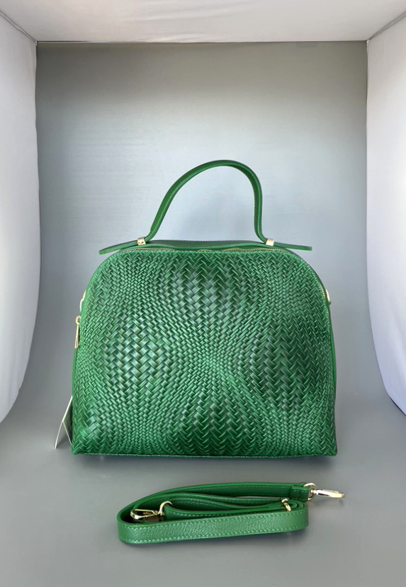 Gruene-grosse-Tasche-mit-Gurt-2 Lederhandtasche grün geflochten