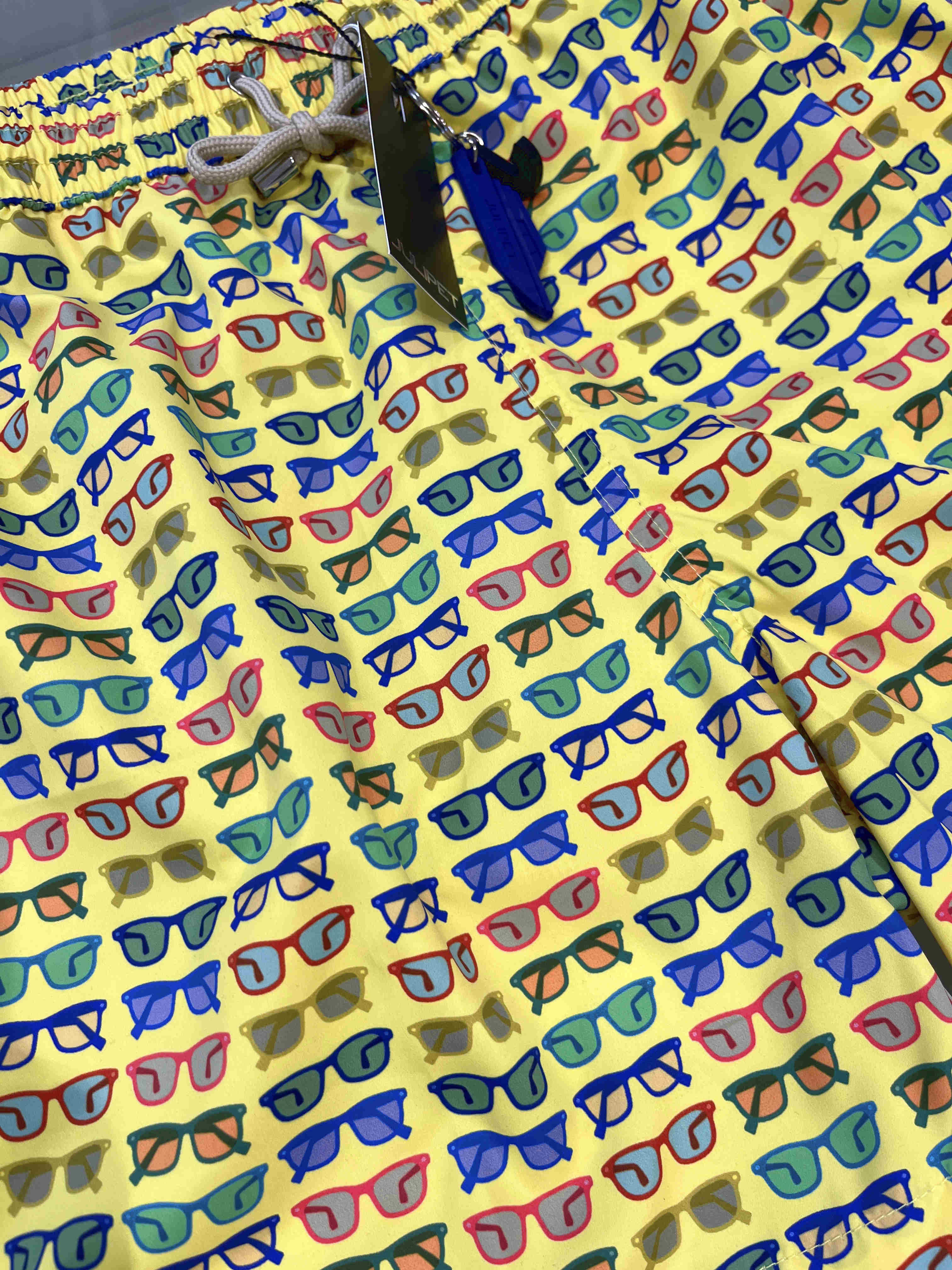 Badehose gelb mit bunten Brillen