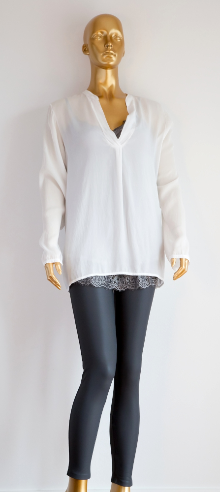 Lederhose-grau-weisse-kurze-Bluse-mit-grauem-Top-mit-feiner-Spitze-obenrotbKnS47oIq7