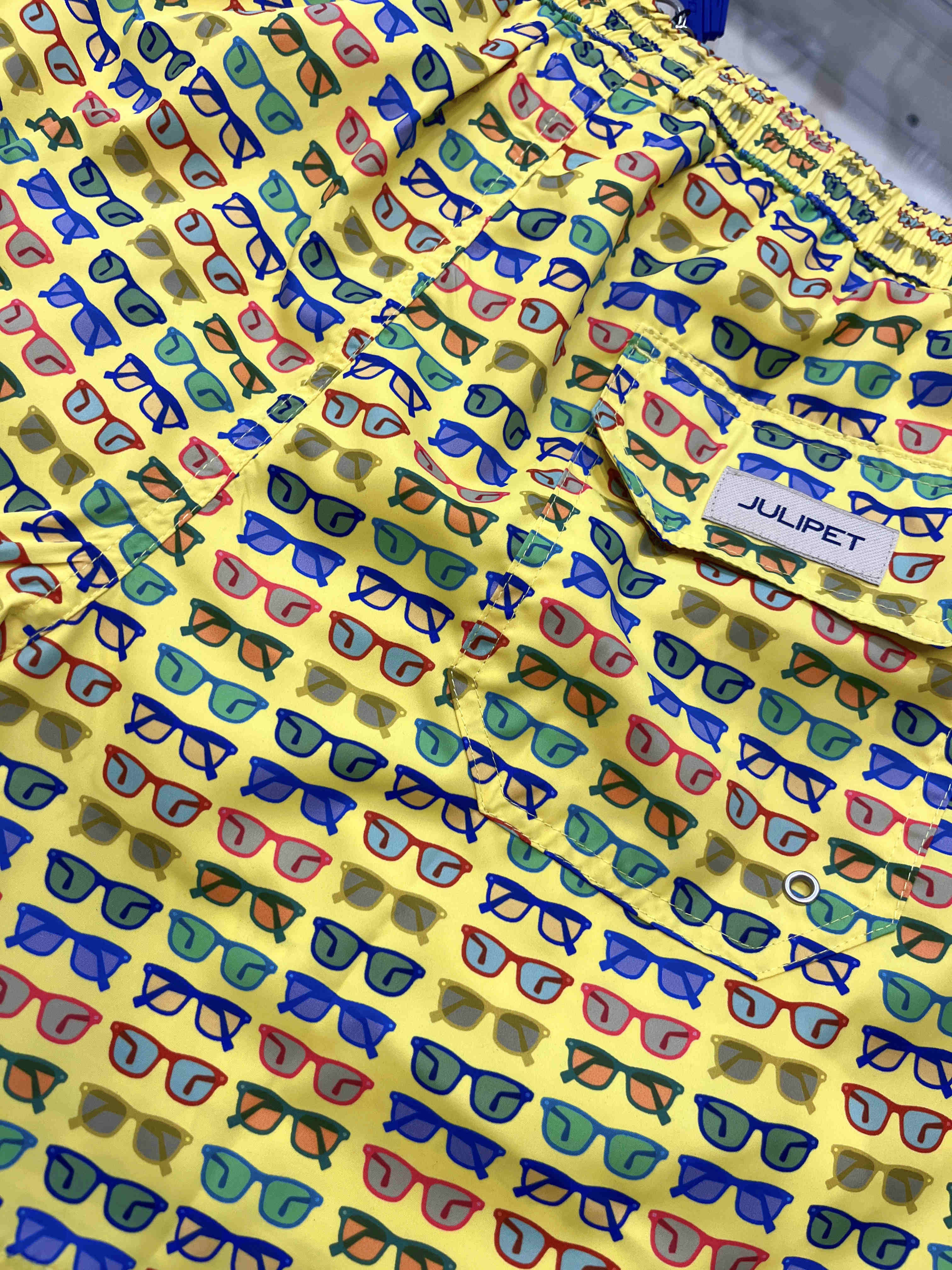 Badehose gelb mit bunten Brillen