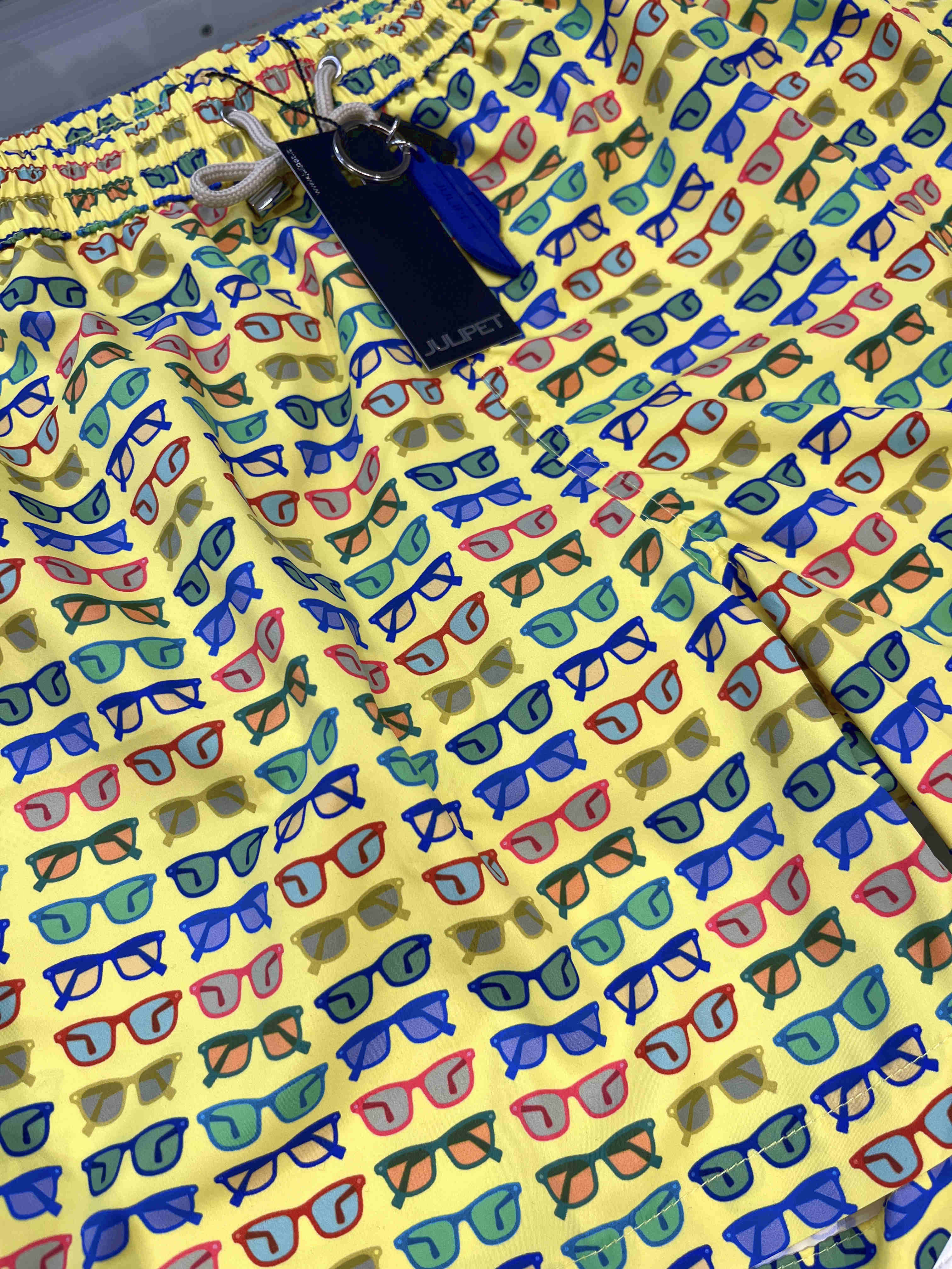 Badehose gelb mit bunten Brillen