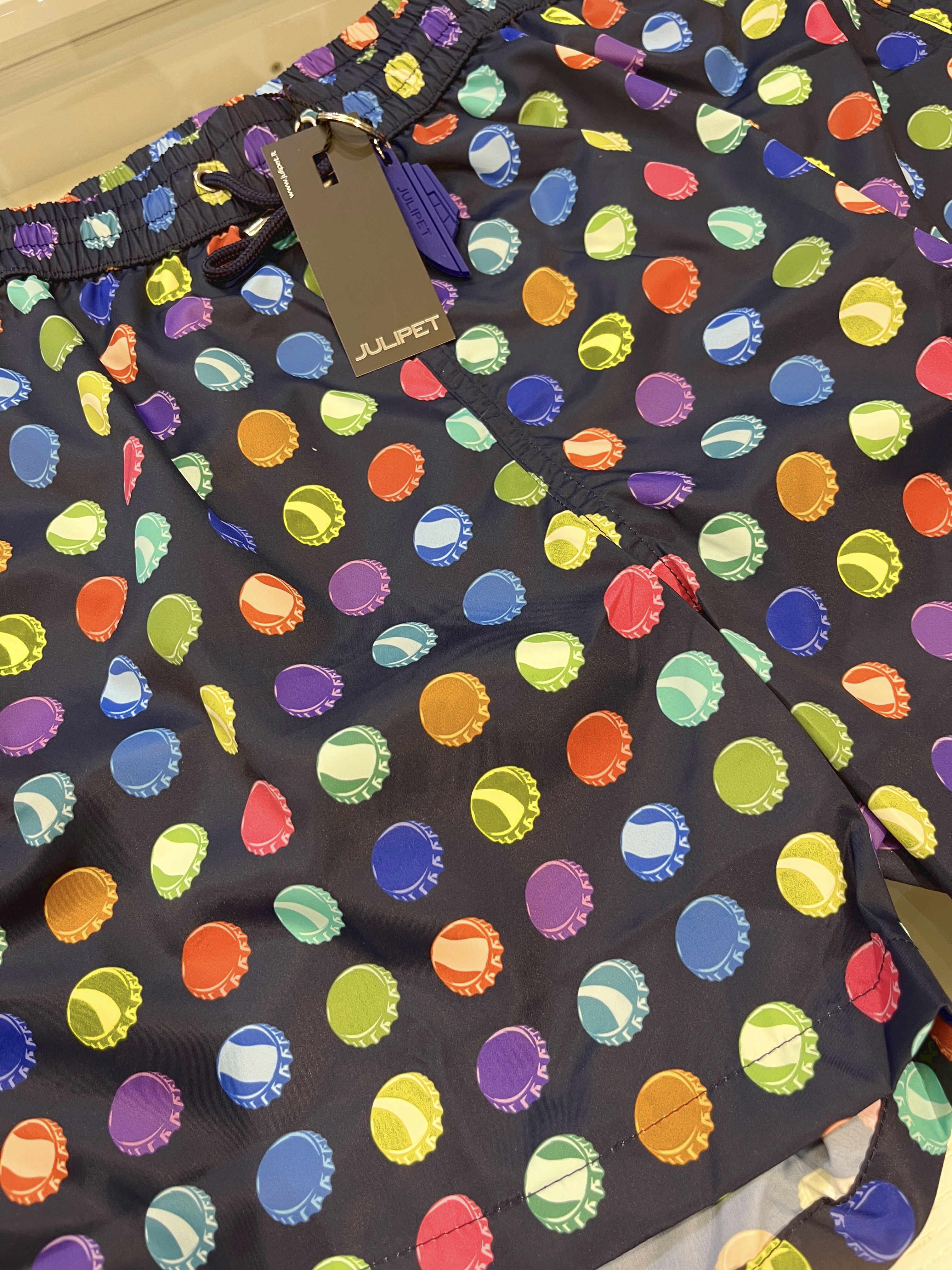 Badehose dunkelblau mit bunten Elementen