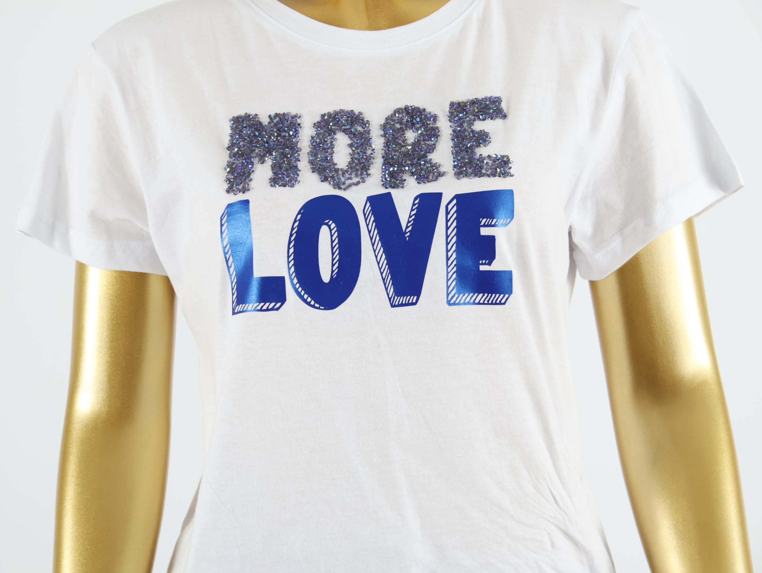 T-Shirt mit Strasssteinapplikation MORE LOVE