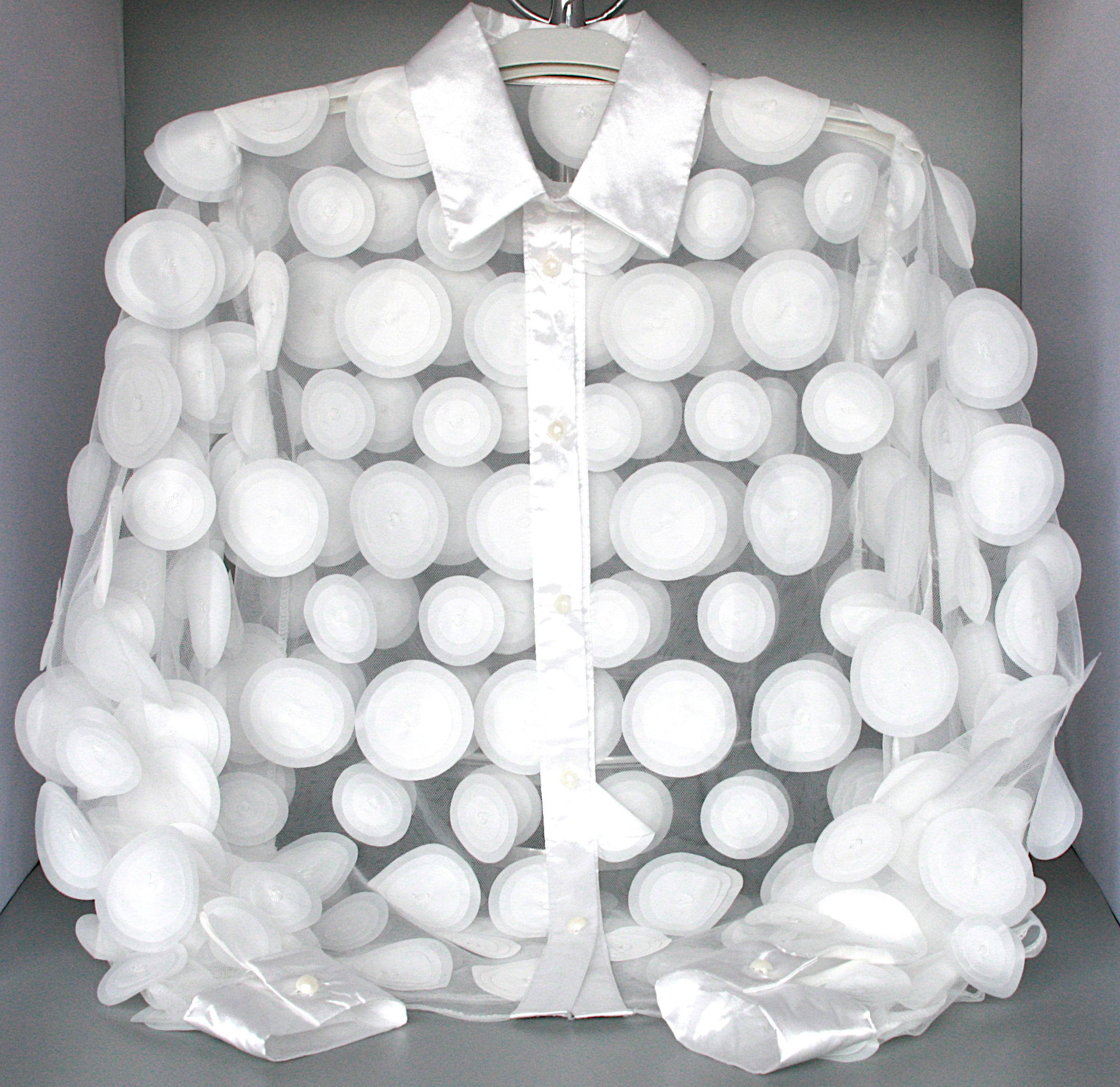 Transparent-Bluse mit weißen Applikationen