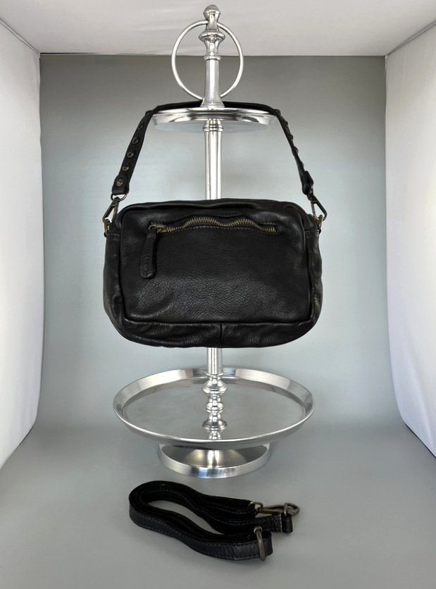 Kleine-schwarze-Nietentasche-hinten